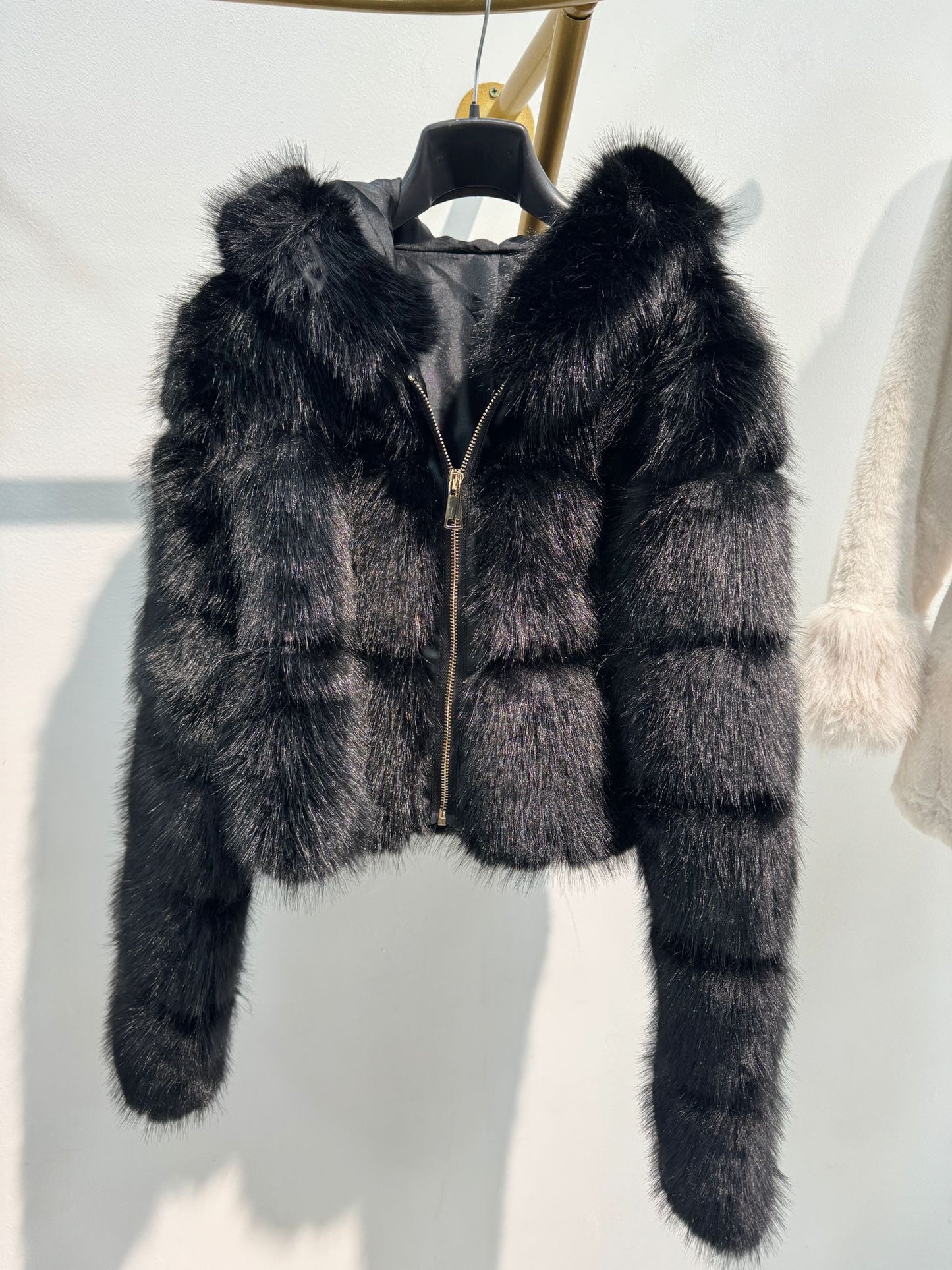 Pelliccia corta con cappuccio