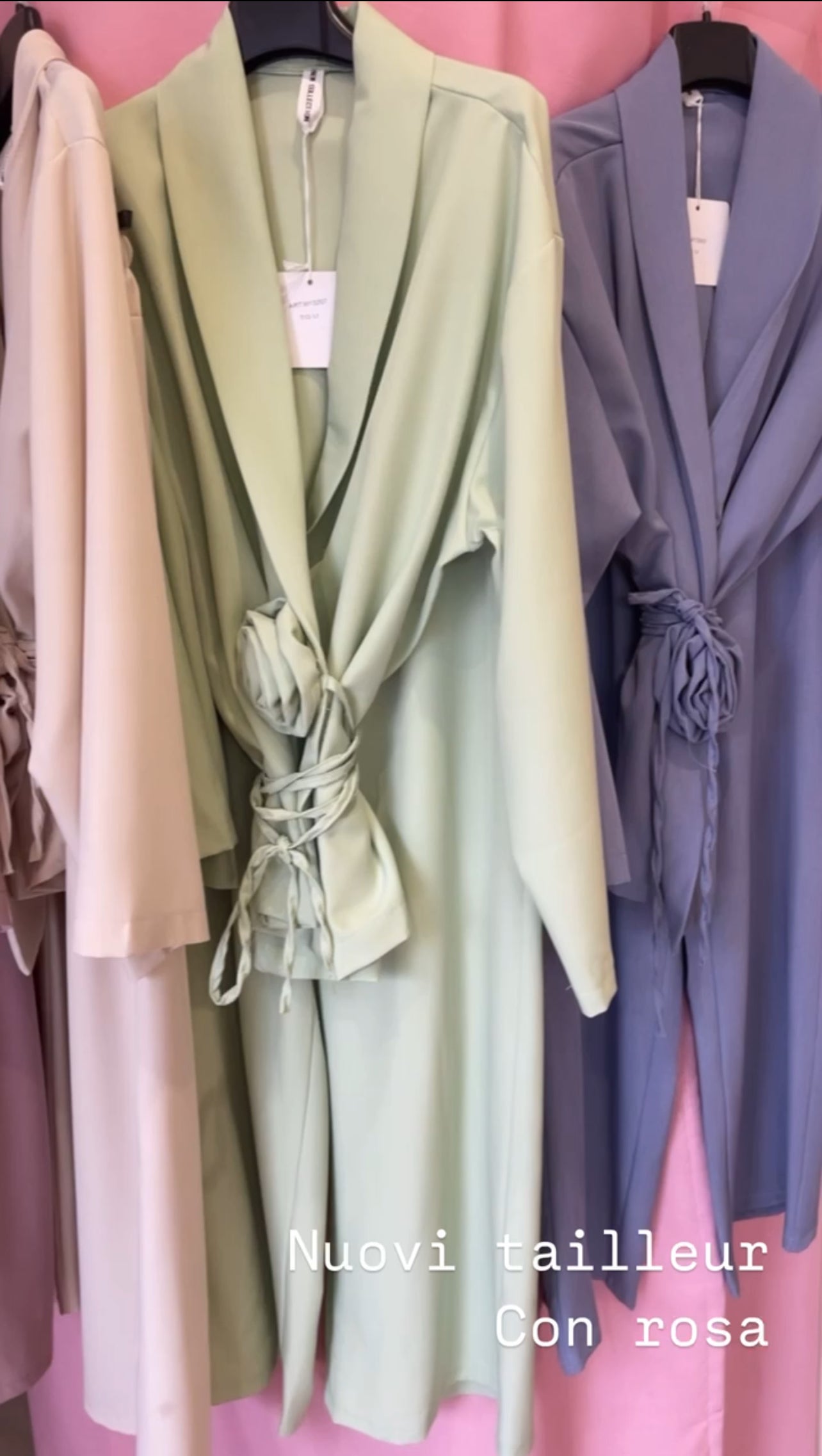 Tailleur donna curvy con rosa