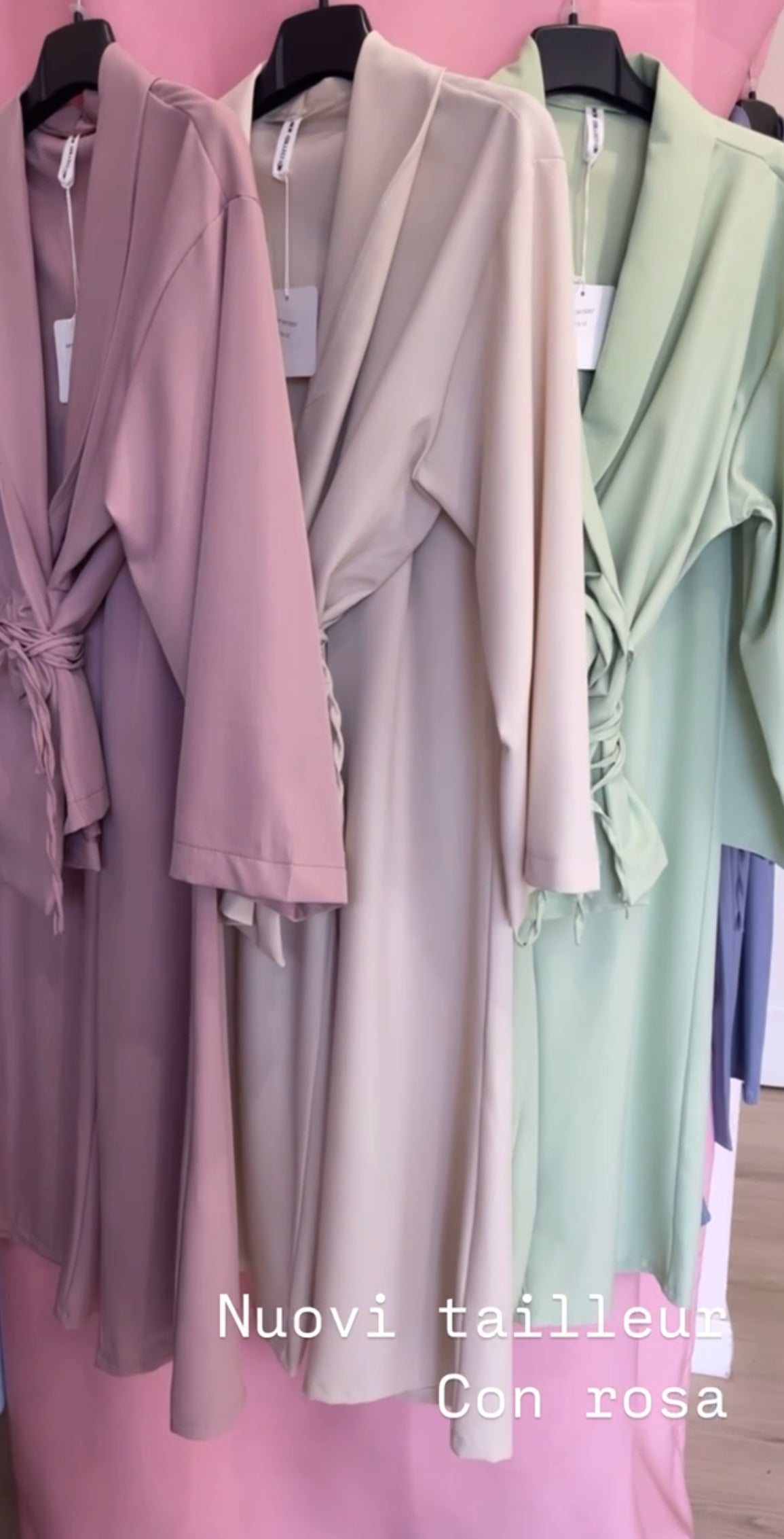 Tailleur donna curvy con rosa