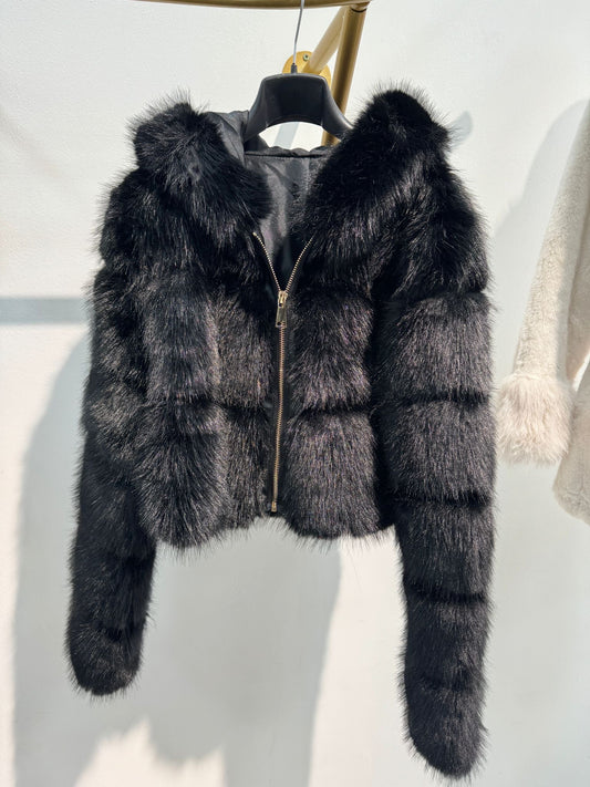 Pelliccia corta con cappuccio