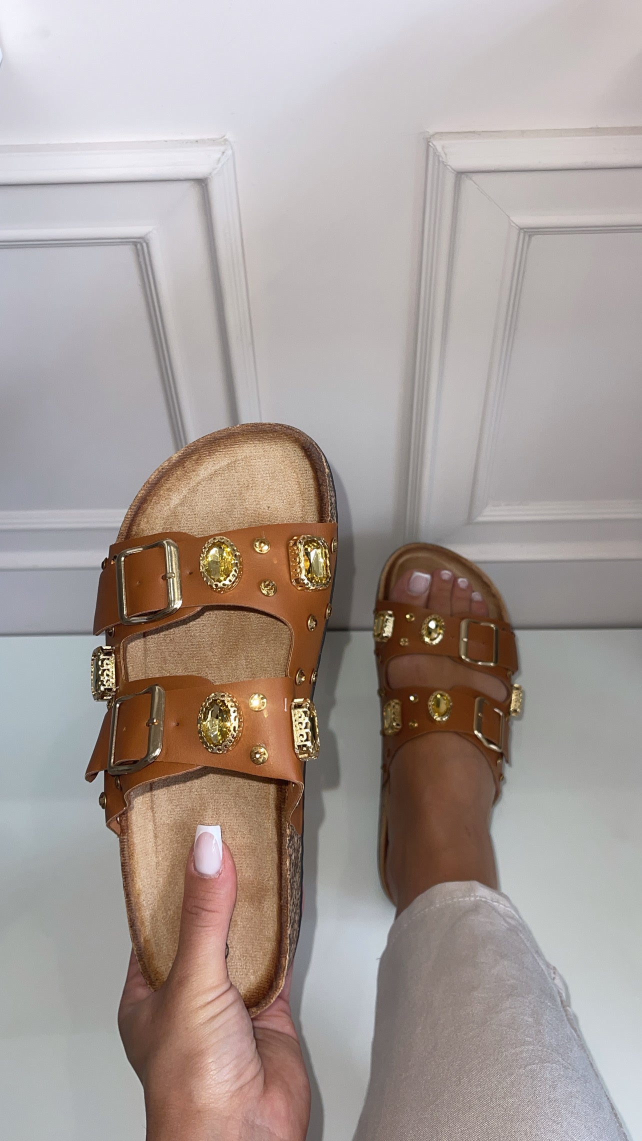 GIULIA / ciabatte con applicazioni Camel